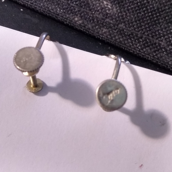 Vintage Pair of Gold Coloured Cora Screw-On Earrings Fleur de Lis Design… - Picture 5 of 5